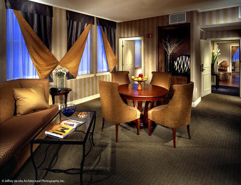 Hu Hotel Memphis Room photo